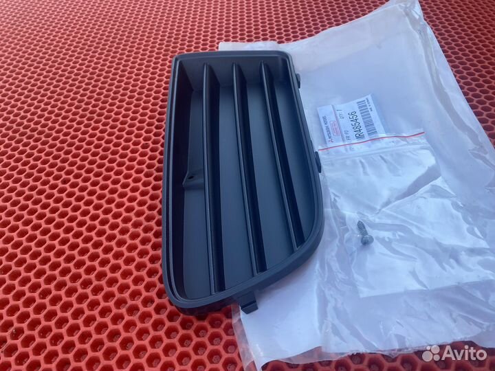 Правая заглушка бампера Mitsubishi Carisma рест