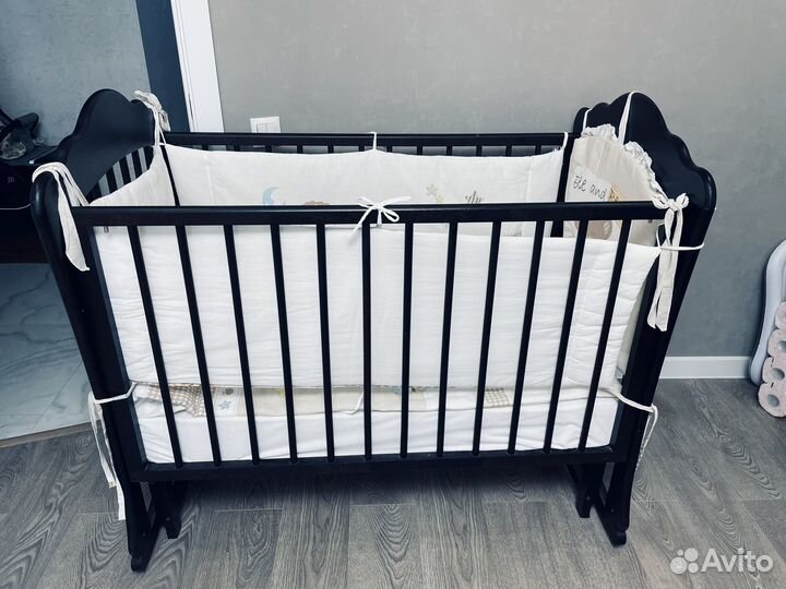 Детская кроватка с универсальным маятником