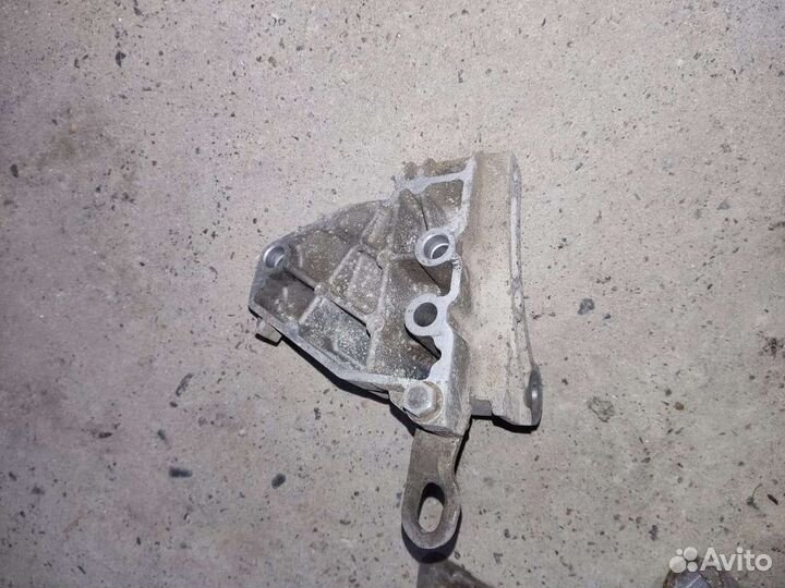 Кронштейн подушки двигателя priora