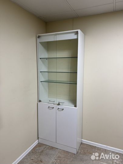 Шкаф со стеклянными полочками и даерками