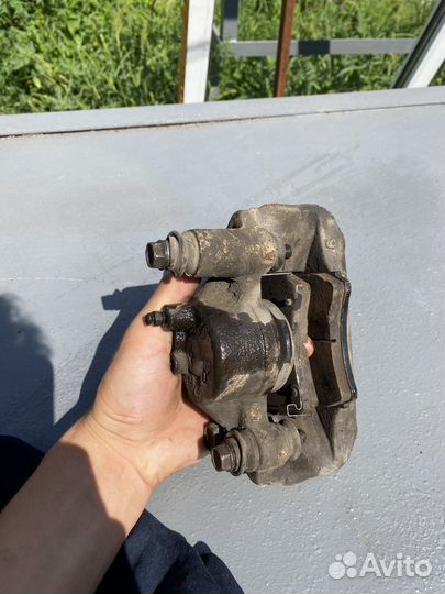 Суппорд перелний левый Mazda Demio 1997 dw3w