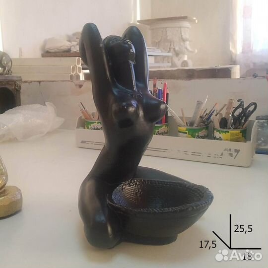 Статуэтка Девушка с корзиной