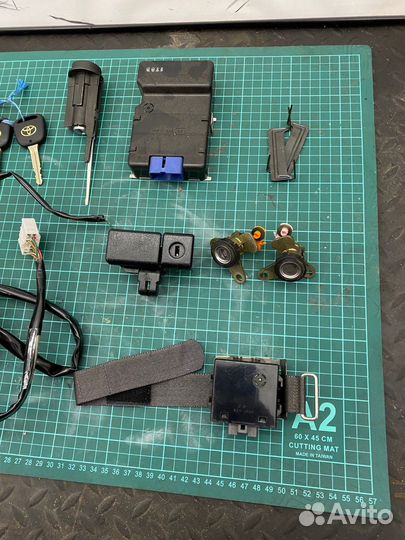 Комплект личинок, три ключа пульта, блок JZX100