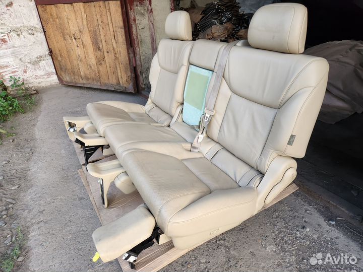 Второй ряд сидений Lexus LX570