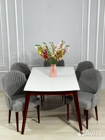 Стол и стулья