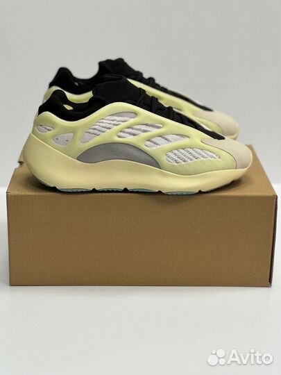 Кроссовки adidas yeezy 700 (42)
