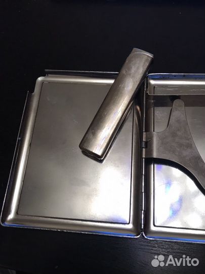 Портсигар и зажигалка