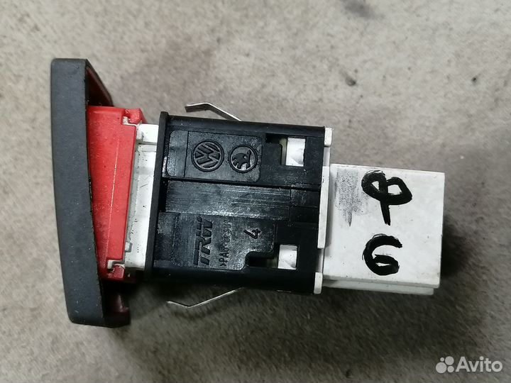 Кнопка аварийной сигнализации для VW Golf VI 2011