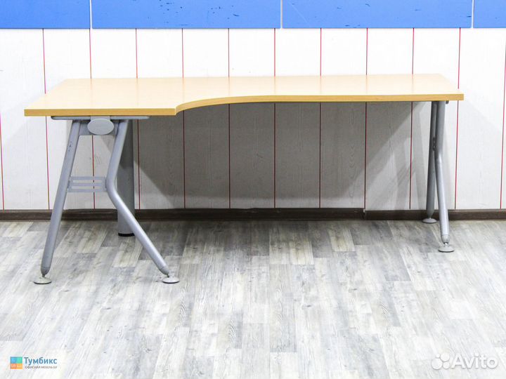 Стол офисный угловой