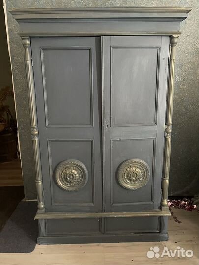 Старинный шкаф