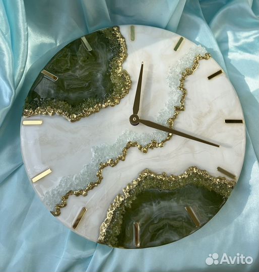 Настенные часы ручной работы с хризолитом