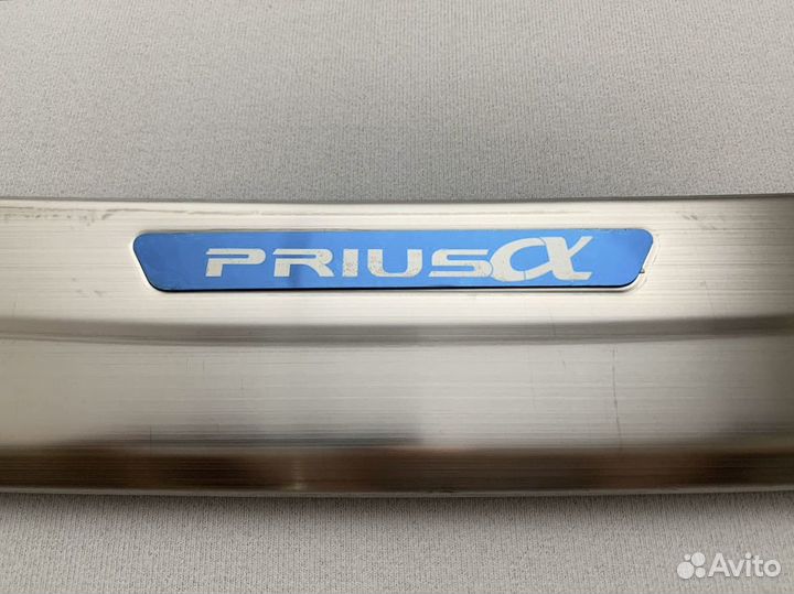 Накладка на бампер Toyota Prius Alpha 2011-2021