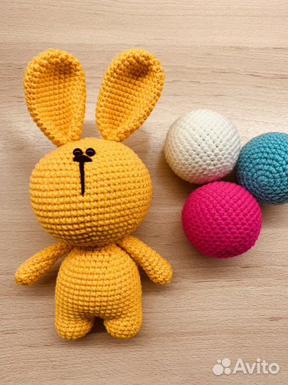 Вязаные игрушки зайки и мишки ручной работы