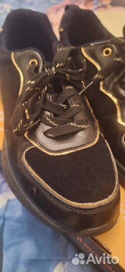 Кроссовки женские