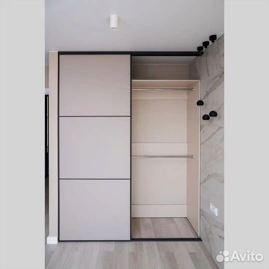 Шкаф с зеркалом