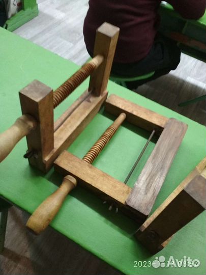 Старинная столярная струбцина рабочая