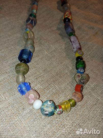 Яркие стеклянные бусы