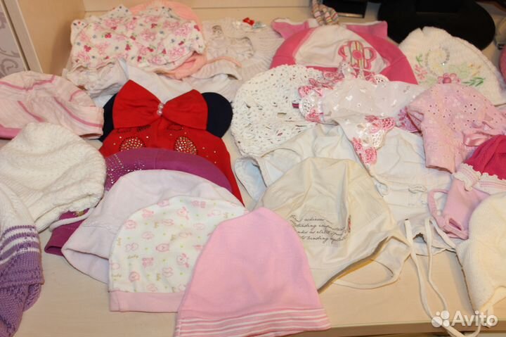 Пакет с шапками, шарфами и панамками