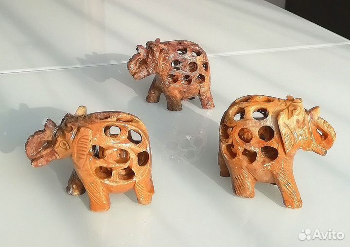 Резные слоники из камня