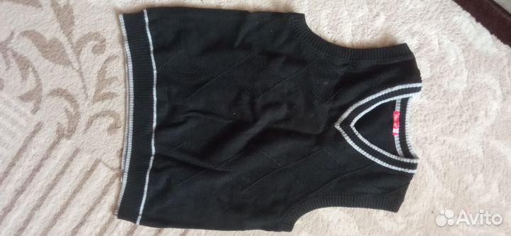 Продам жилетку с капюшоном на мальчика