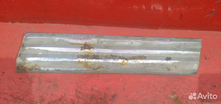 Нива 2131 молдинг двери заднйй правый дефект