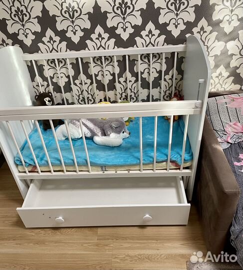 Детская кроватка с маятником и ящиком
