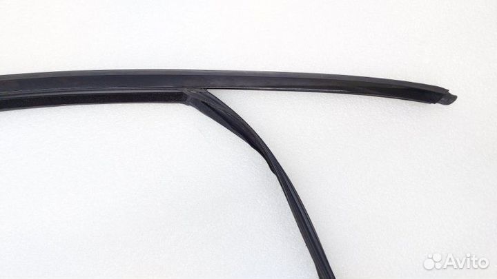 Уплотнитель стекла двери передний правый Bmw X5