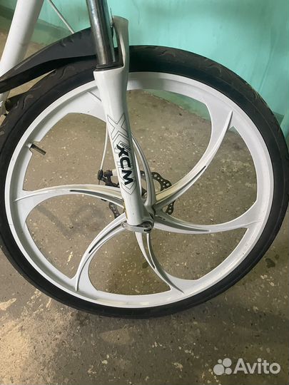 Велосипед на литых дисках BMW