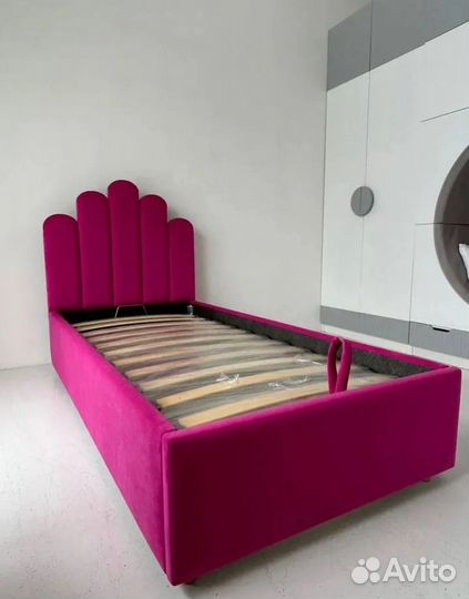 Кровать с мягким изголовьем