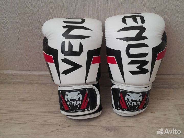 Боксерские перчатки 16 oz Venom
