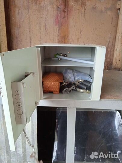 Сейф металлический, маленький