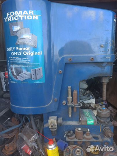 Клепальный станок для тормозных колодок