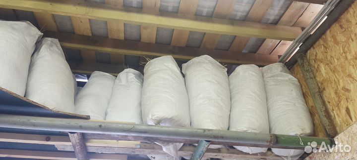 Солома в мешках