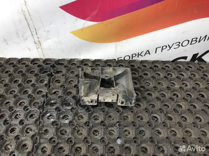 Кронштейн накладки на порог правый Volvo XC60