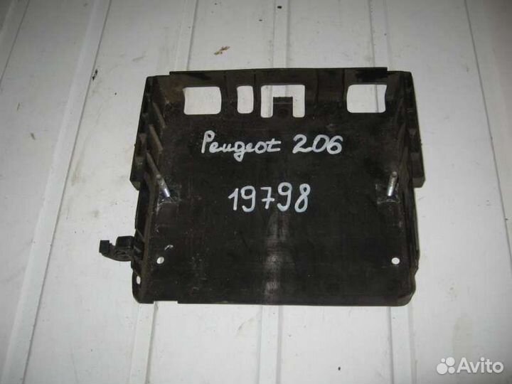 Корпус блока предохранителей Peugeot 206