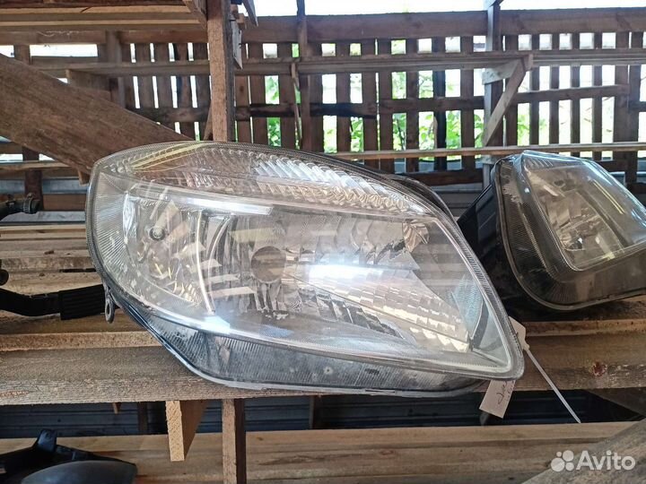 Передняя правая фара skoda roomster