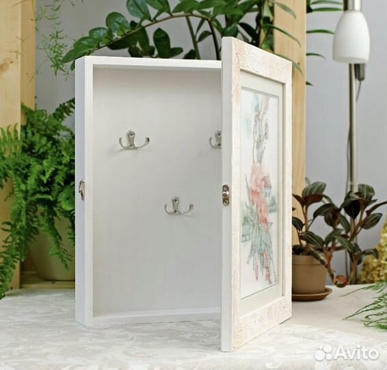 Ключница с вставкой ручной вышивки