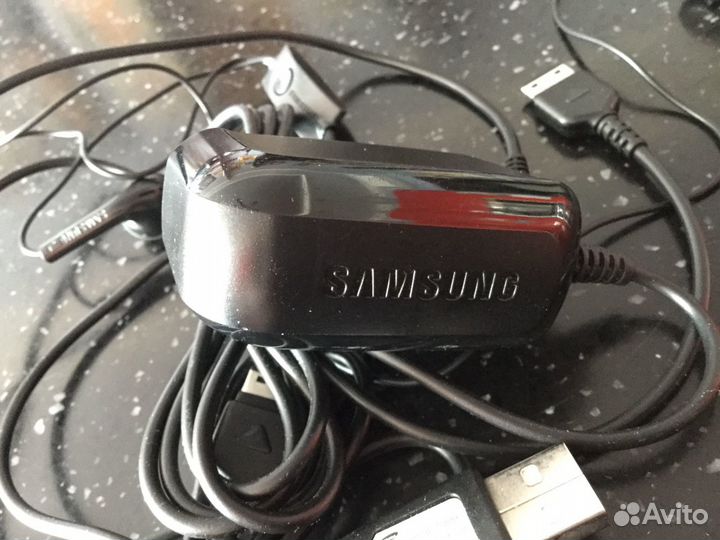 Зарядное устройство и наушники Samsung