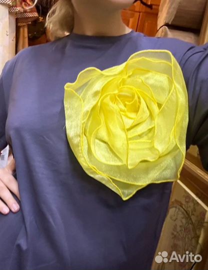 Футболка с брошью новая