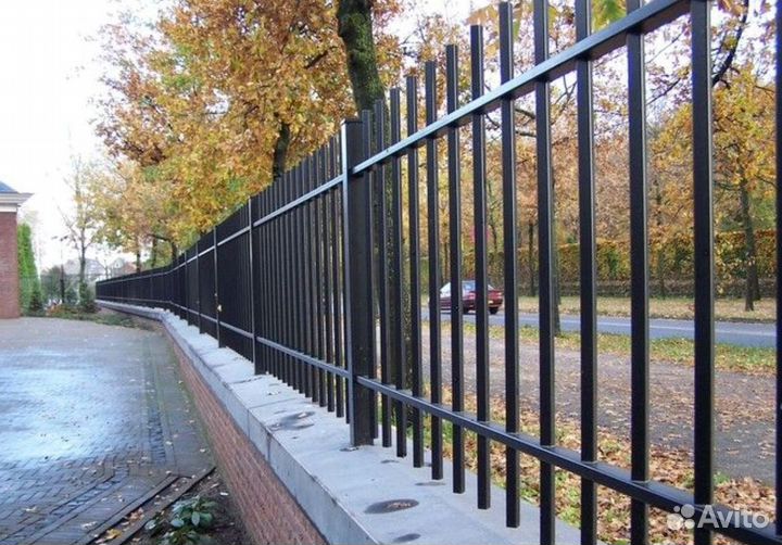 Забор из профильных труб с ковкой
