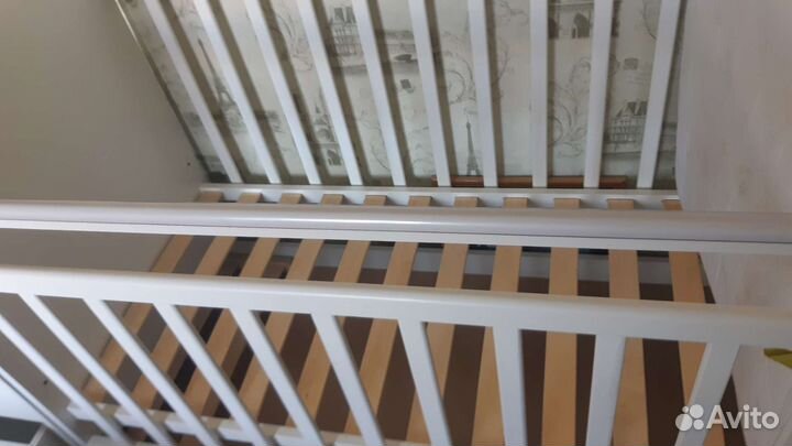 Детская кроватка с маятником и комодом