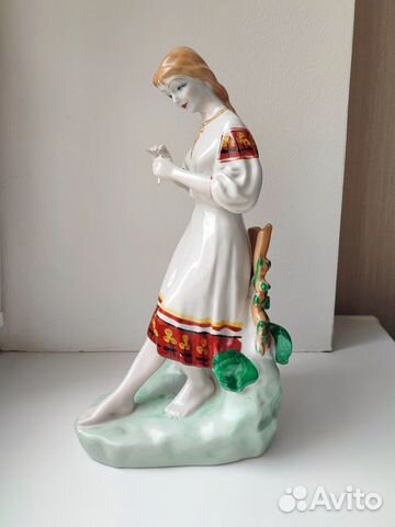 Фарфоровая статуэтка 