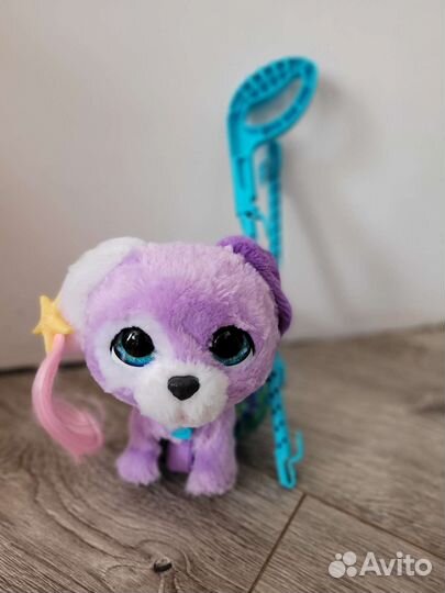 Интерактивная собака на поводке