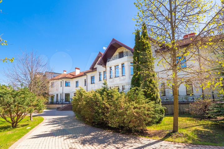 Коттедж 2009 м² на участке 90 сот.