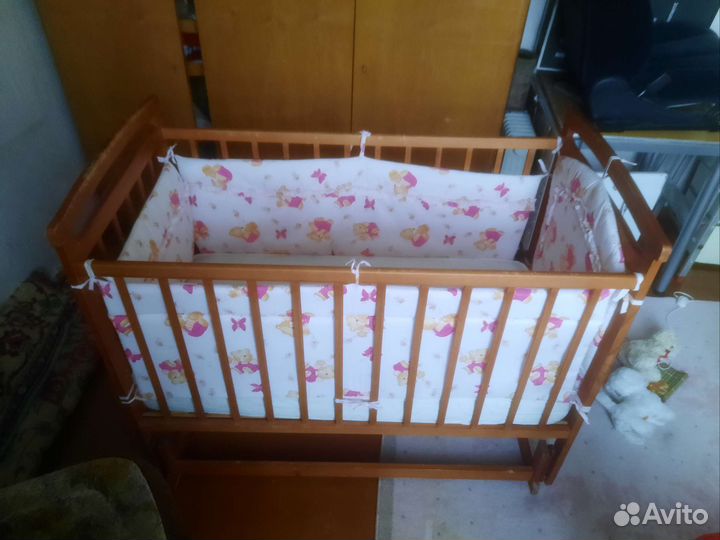 Детская кроватка с маятником
