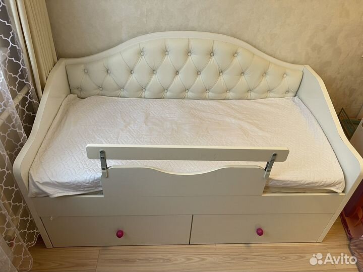Кровать односпальная с ящиками и матрасом