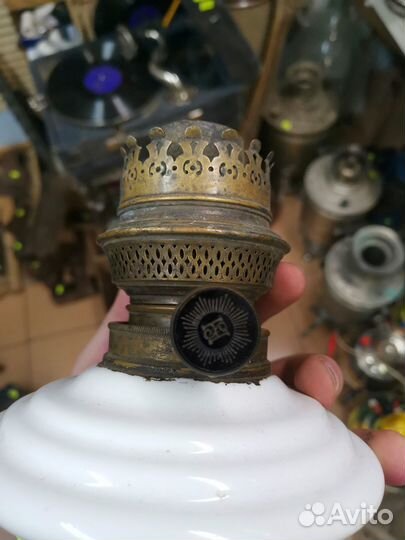 Старинная Антикварная керосиновая лампа молочная