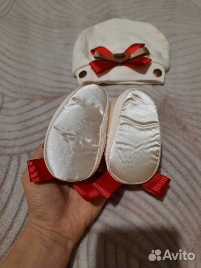 Подарочный набор для новорожденного шапка пинетки