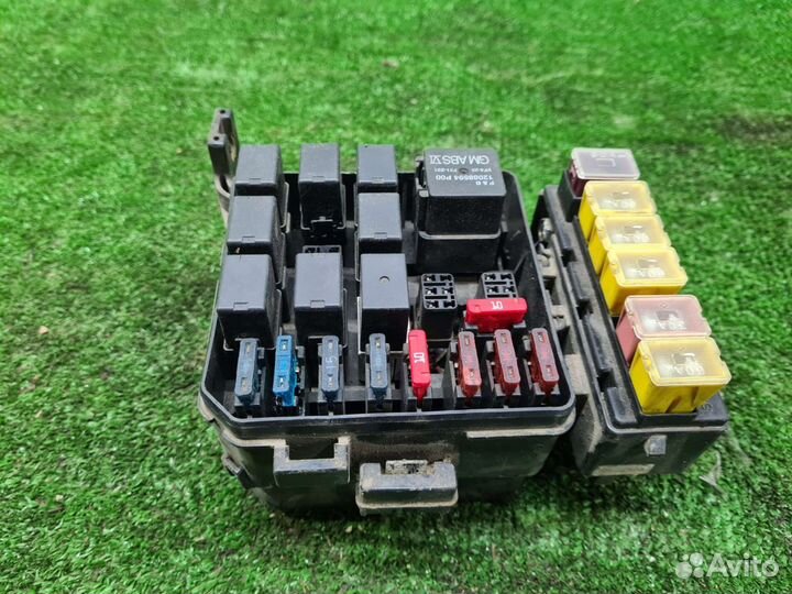 Блок предохранителей подкапотный Toyota Lexus