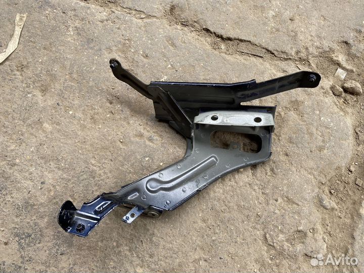 Кронштейн правого крыла Audi A6 c8